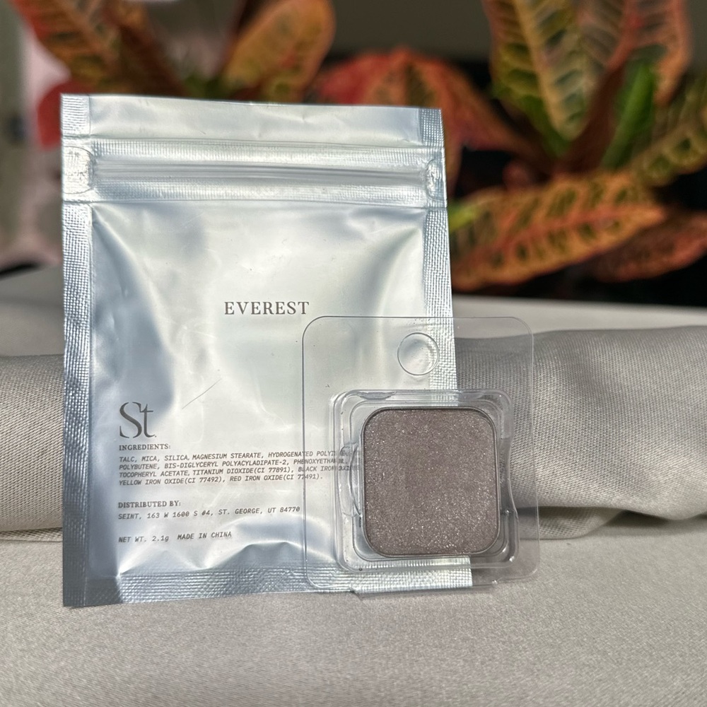Seint shimmer eyeshadow in Everest